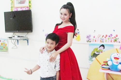 Vy Oanh dung chung san khau voi quan quan Do Re Mi hinh anh