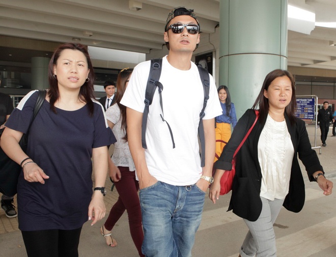 Du Van Lac xuat hien cuc 'ngau' o san bay Ha Noi hinh anh
