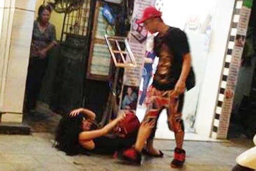 Dan mang xon xao chuyen Yanbi tum toc danh Andrea hinh anh