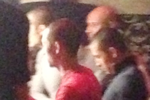 Lo anh anh em sinh ba goc Viet tranh thu di bar hinh anh