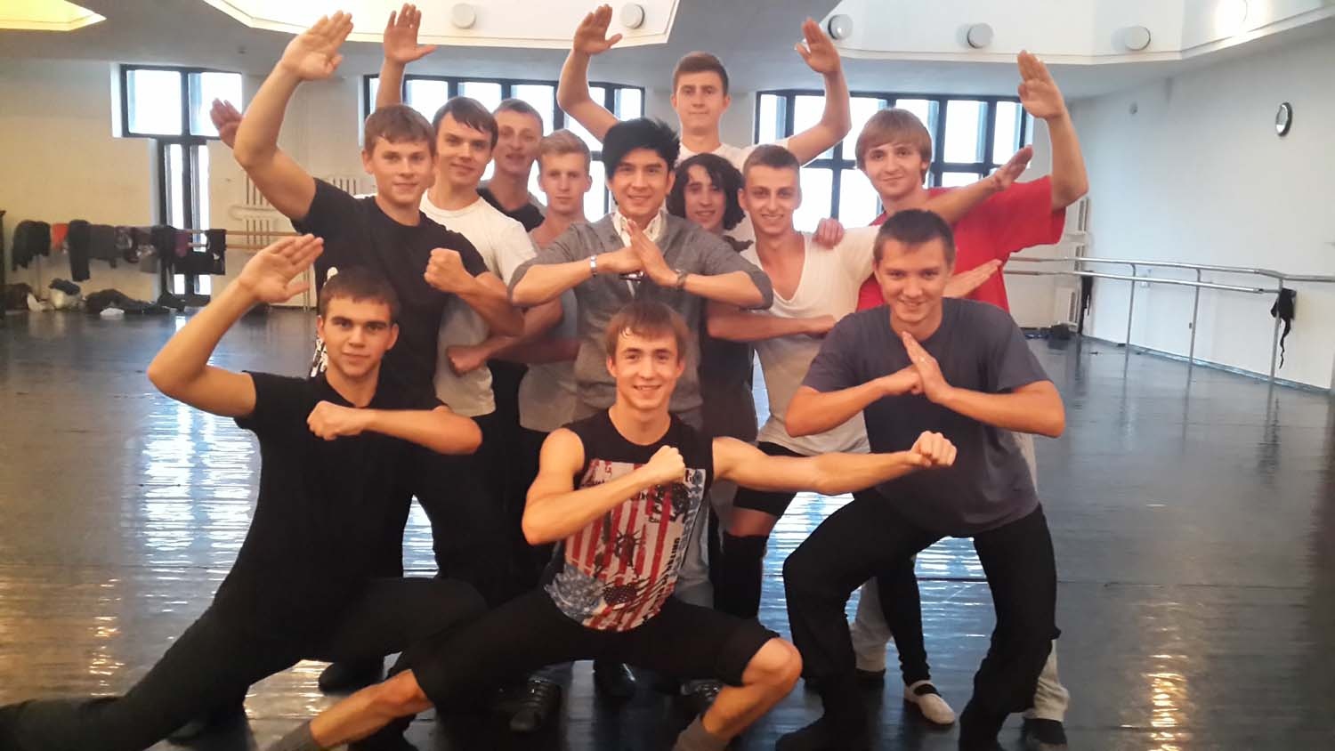 Dan Truong bieu dien cung vu doan Tay hinh anh