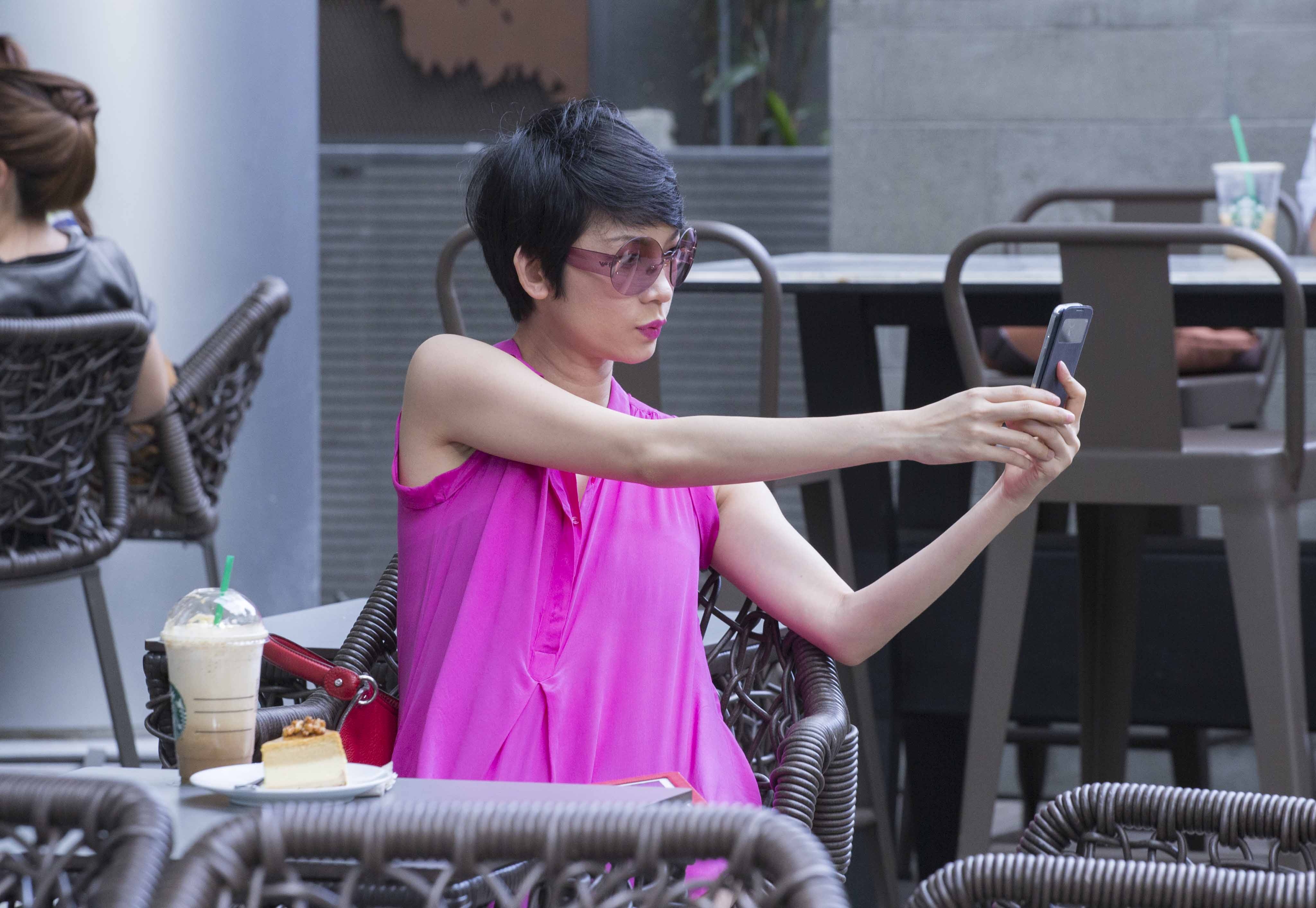 Xuan Lan vac bung bau 8 thang ra pho voi tro cung hinh anh