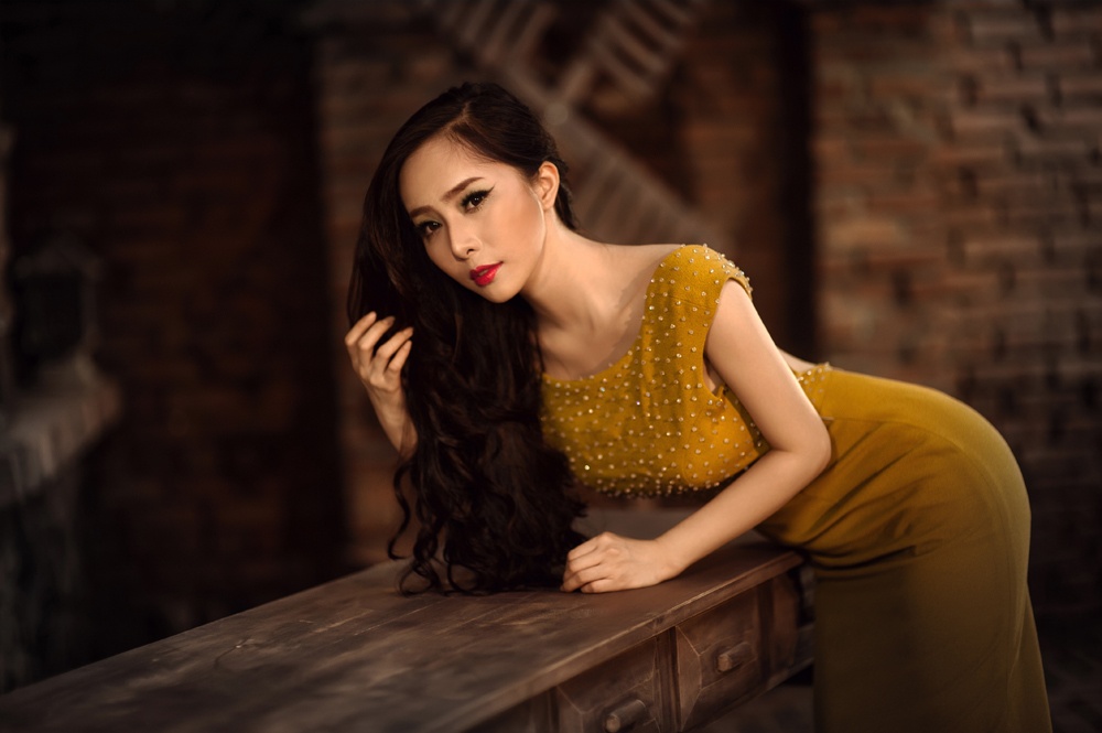 Quynh Nga dep bi an sau on ao xe muon tien ty hinh anh