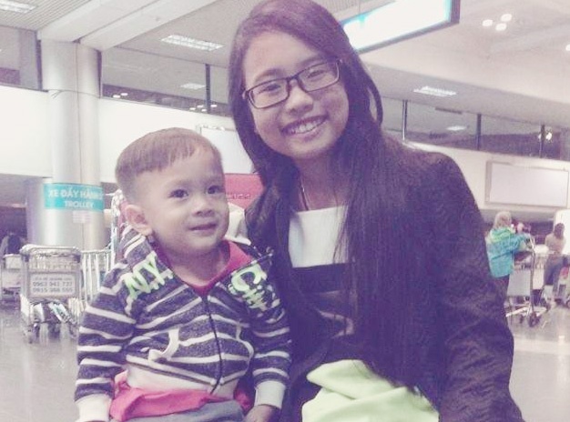 Phuong My Chi di cung con nuoi Thanh Thao ra Ha Noi hinh anh