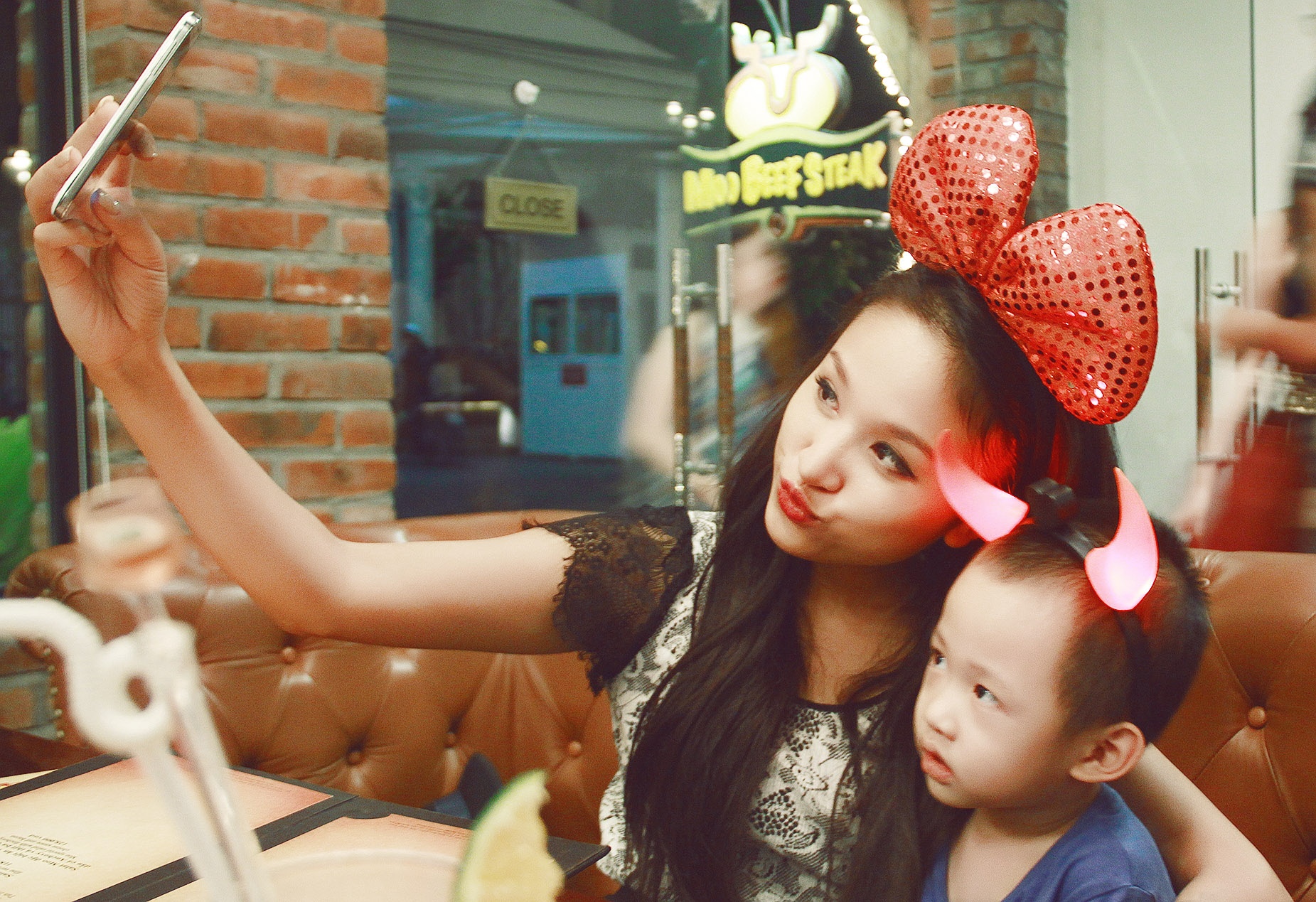 Van Hugo don Trung thu ngot ngao ben con trai hinh anh