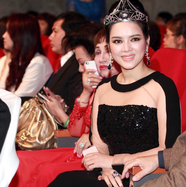 Ly Nha Ky doi lai chiec vuong mien gay tranh cai hinh anh