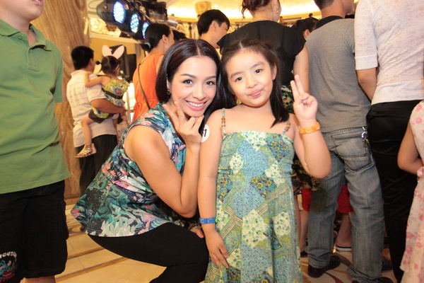 Con Thuy Hang thang lon o cuoc thi trang tri den long hinh anh