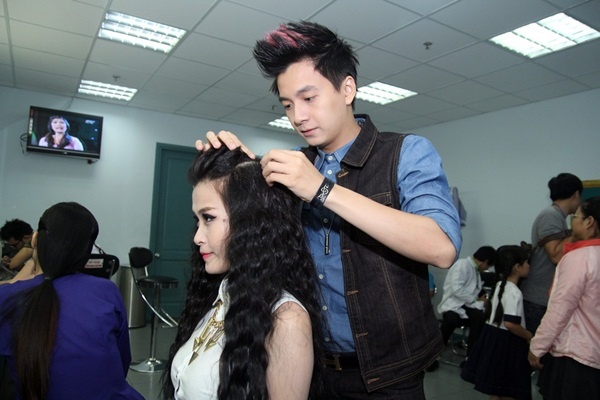 Ngo Kien Huy tro tai lam toc cho Dong Nhi hinh anh