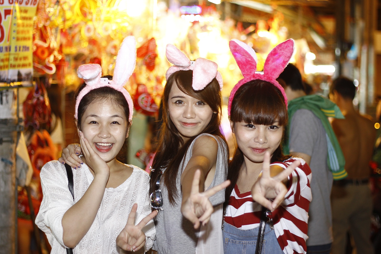 'Ban sao Huong Tram' tiu tit dao pho cung hot girl The Voice hinh anh