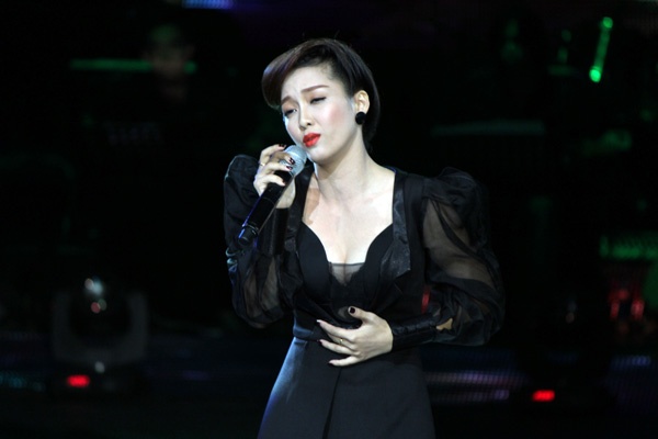 Dinh Huong day ma mi trong ca khuc tu sang tac hinh anh