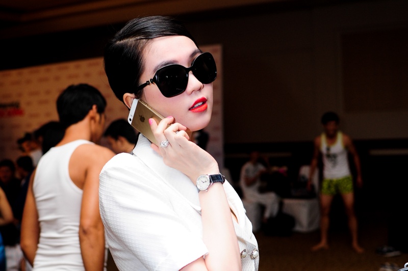 Ngoc Trinh khoe iPhone 5S sanh dieu moi sam hinh anh