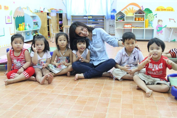 Vy Oanh tham nguoi khuyet tat truoc buoi tiec sinh nhat som hinh anh