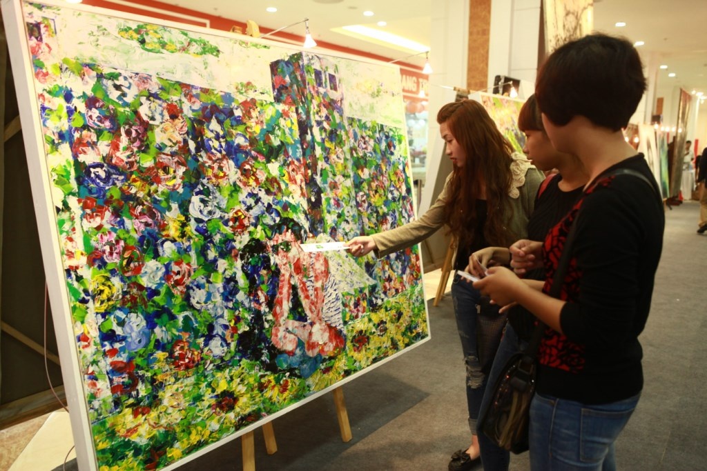 Hoa si Viet dau tien to chuc trien lam trong... sieu thi hinh anh