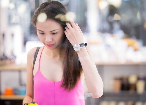 Hoa hau Diem Huong deo dong ho 5 ty di sam chan men hinh anh