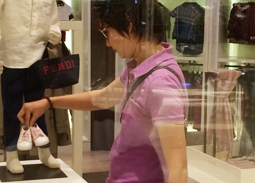 Thuy Vinh ra Ha Noi sam do cho con trai hinh anh