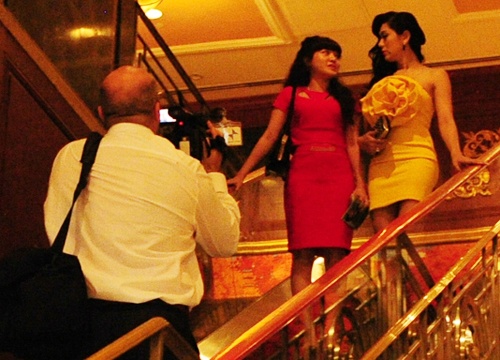 Lam Chi Khanh lot ong kinh phong vien Tay hinh anh