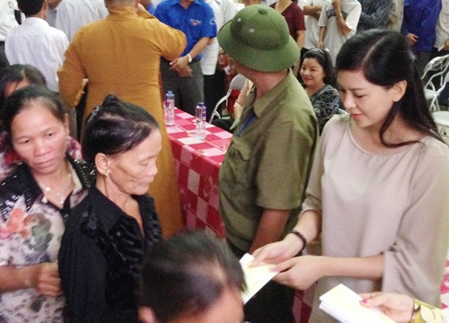 Me chong Ha Tang tham ba con mien Trung sau lu hinh anh