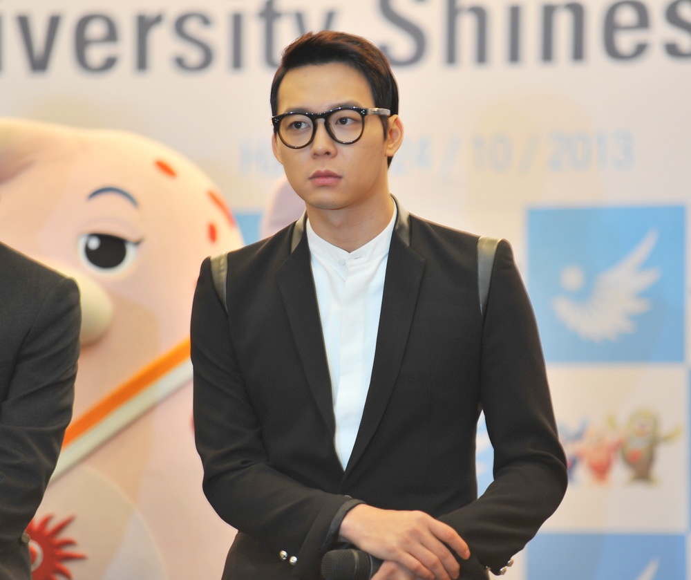 'Hoang tu gac mai' Yoochun banh bao chao fan Ha Noi hinh anh