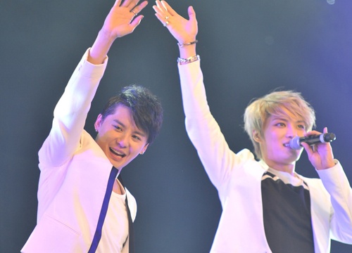 JYJ 'don tim' fan Viet khi giao luu hinh anh