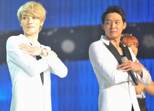 'Hoang tu gac mai' Yoochun khoe hit moi tren san khau Viet hinh anh