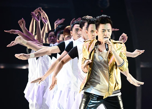 Ngo Kien Huy - Thu Thuy 'lam nong' san nhay cua cac vu cong hinh anh