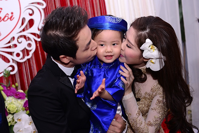 Vo chong Dang Khoi hon con trai trong le an hoi hinh anh