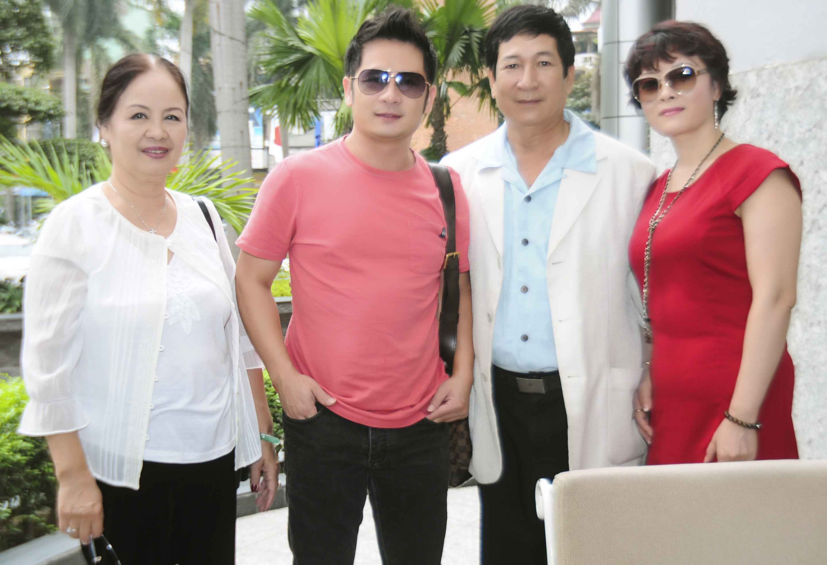 Bang Kieu duoc me va anh trai thap tung ra san bay Noi Bai hinh anh