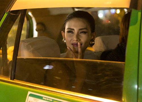 Hoang Yen di taxi sau vu lat xe kinh hoang hinh anh