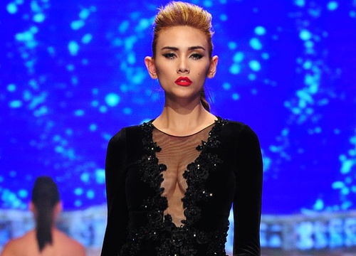 Hoang Yen pho dien vong 1 tren san catwalk Ha Noi hinh anh