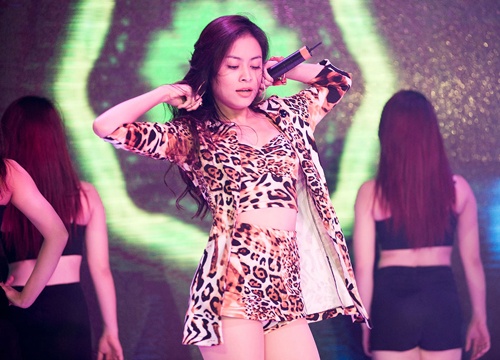 Hoang Thuy Linh dien quan short sieu ngan tren san khau hinh anh