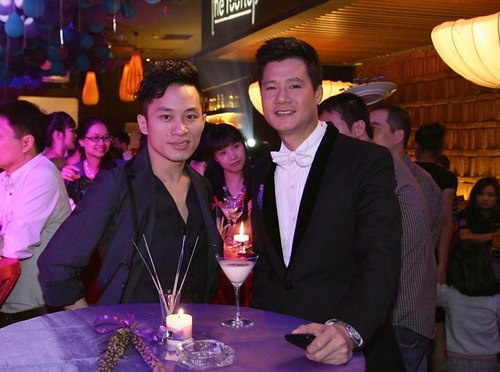 Tung Duong - Quang Dung hat nhac co dien o via he Ha Noi hinh anh