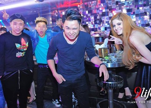 Yanbi lai vui ve di choi bar cung Andrea hinh anh