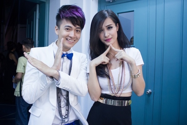 Dong Nhi ngo nghinh ben Ngo Kien Huy trong hau truong hinh anh