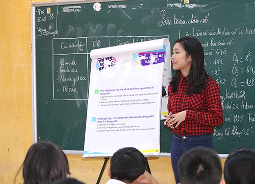 Dien vien 'Hoa no trai mua' day hoc sinh Ha Noi giao tiep hinh anh