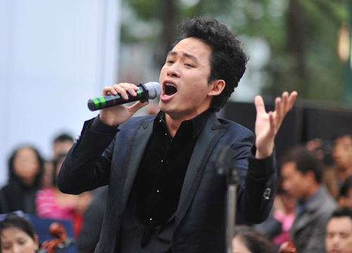 Tung Duong 'len dong' tren via he Ha Noi hinh anh