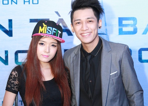 Ban gai cu Bui Anh Tuan bang chan di xem phim hinh anh