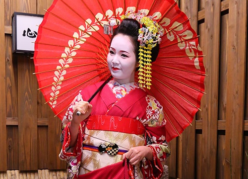 Thuy Van rang ro lam geisha tren dat Nhat hinh anh