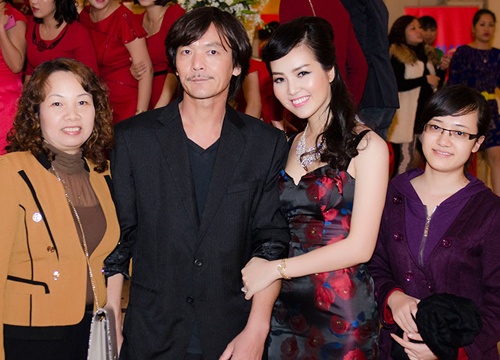 A hau Thuy Van lan dau dua bo me di du tiec hinh anh