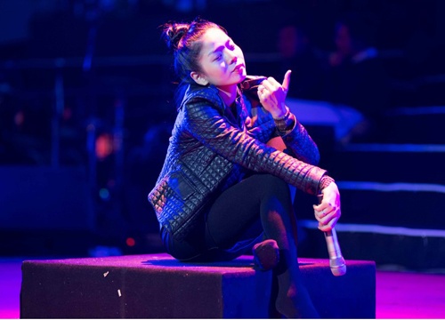 Le Quyen chan tran, ngoi dat tap nhac hinh anh