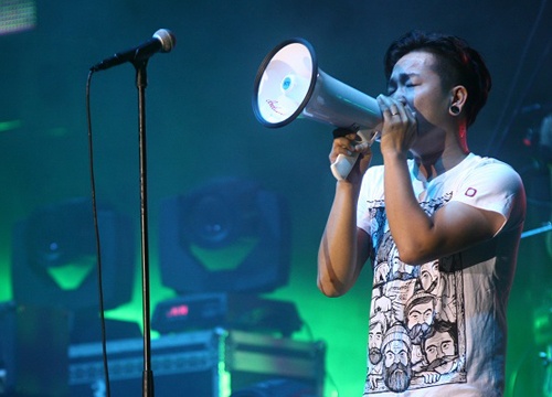 Roi The Voice, tro cung cua Quoc Trung lai vac loa hat hinh anh