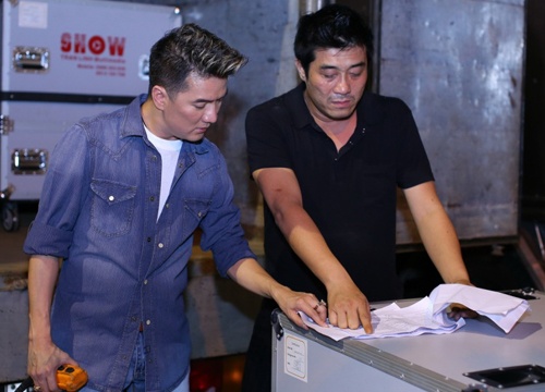 Mr. Dam vat va chuyen thiet bi ra Bac lam show hinh anh