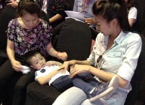 Con trai Ha Ho nam khenh, gac chan len co Thanh Hang hinh anh