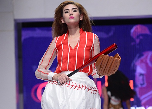 Hoang Yen vac gay bong chay dai nao san catwalk hinh anh