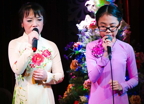 Phuong My Chi an y voi co Ut tren san khau hinh anh