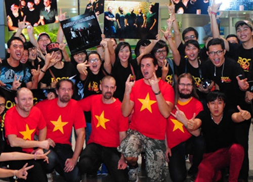 Rock band Thuy Dien dien ao co do sao vang toi Sai Gon hinh anh