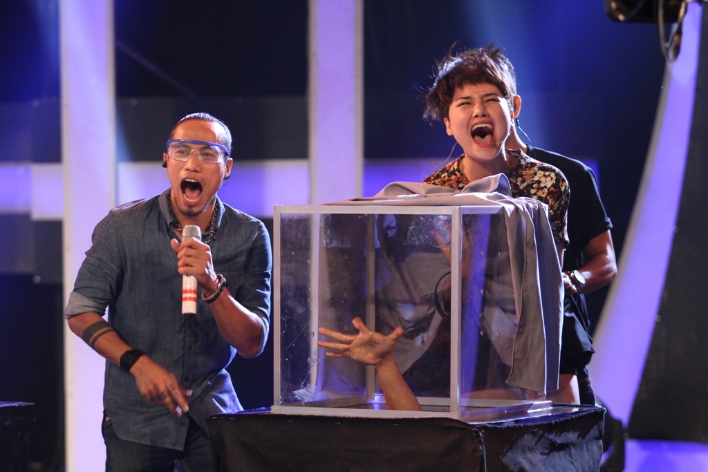 Miu Le tho tay vao hop ran, Thu Minh chay khoi ghe nong hinh anh