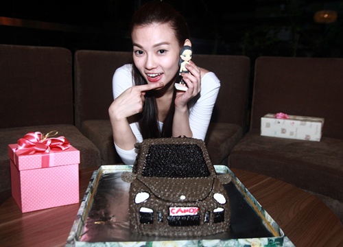 Fan tang xe hoi doc cho Thu Thuy trong ngay sinh nhat hinh anh