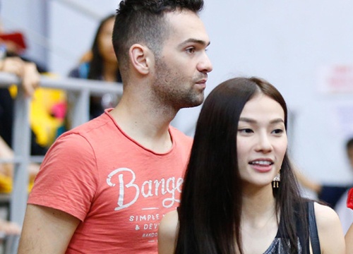 Thu Thuy mat moc vui ve ben ban nhay ngoai quoc hinh anh