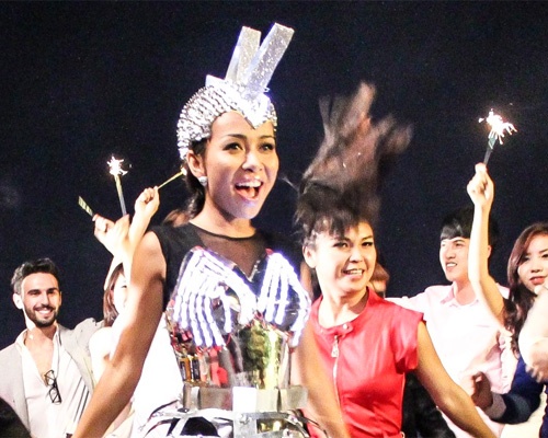 Thao Trang quay MV tai quan bar hinh anh