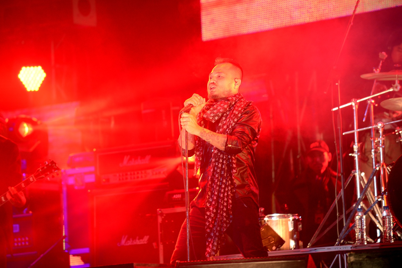 Buc Tuong khien san My Dinh bung no trong gio lanh hinh anh